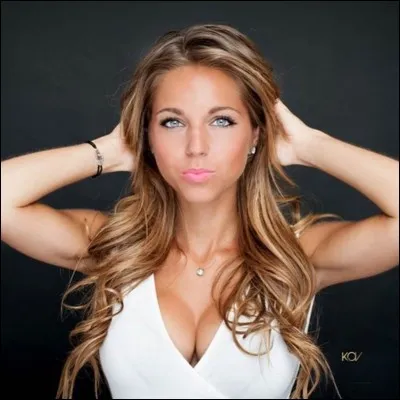 Quel célèbre footballeur l'a invitée à un de ses matchs ?