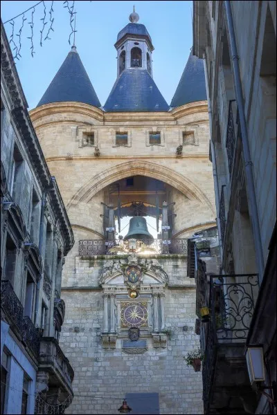 La cl__che de l'&eacute;glise sonne.