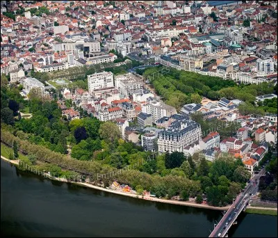 Elle a été le siège du gouvernement de l'Etat français de juillet 1940 à août 1944. De quelle ville s'agit-il ?