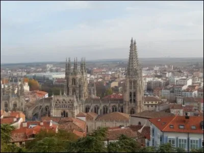 Cette ville, réputée conservatrice, a été le siège du gouvernement de Franco et la capitale de l'Espagne nationaliste pendant la guerre civile espagnole, jusqu'en mars 1939. De quelle ville s'agit-il ?