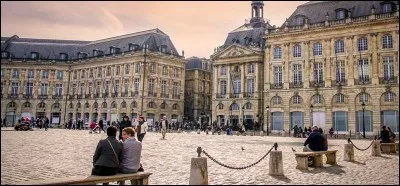 A trois reprises, cette ville a été une capitale provisoire de la France, lorsque le gouvernement, quittant Paris menacée d'occupation, s'y est installé : en 1870, en 1914 et en juin 1940. Quelle est cette ville ?