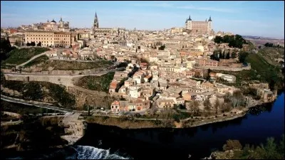 Capitale des rois wisigoths puis des rois de Castille, elle était la capitale avant le choix de Madrid au XVIe siècle. De quelle ville espagnole s'agit-il ?