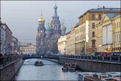 Fondée en 1703, elle a été la capitale de l'empire russe pendant deux siècles, jusqu'en 1918. Quelle est cette ville ?