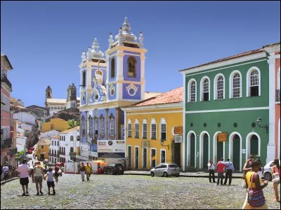 Elle a été la première capitale du Brésil portugais, depuis sa fondation jusqu'en 1673. Quelle est cette ville ?