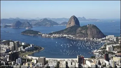 Elle a succédé à la précédente comme capitale brésilienne. Elle l'est restée jusqu'à la création de Brasilia en 1960. De quelle ville s'agit-il ?