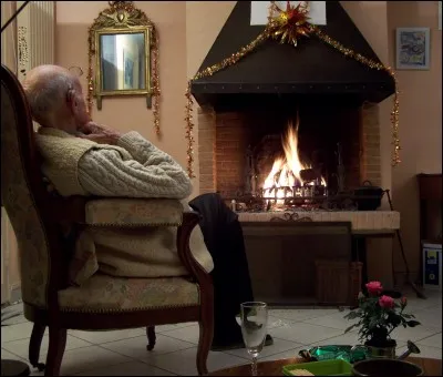 Papy est assis dans son f__teuil.