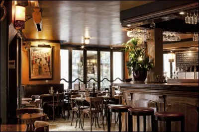 Y a-t-il un bistr__t dans cette ville ?