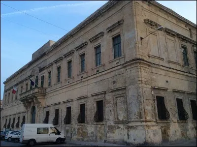 Il y a un meurtre derri&egrave;re l'__berge.