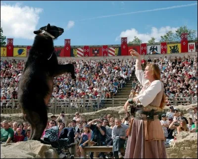 Qui est "gardé par le temps", dans une de ses chansons ?