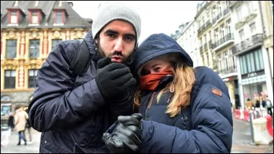 Prends ton mant__, il fait froid dehors.