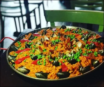 Quelle est la couleur du riz dans la paella ?