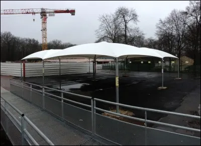 Il pleut, mettez vous sous le pré__ les enfants !