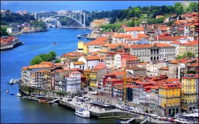 Port__ est une ville côtière située au nord-ouest du Portugal.