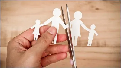 À prop__s, j'ai oublié de te dire qu'ils ont divorcé.