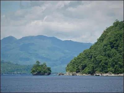 Quel est le pays qui entoure la mer des Moluques ?