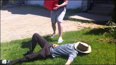 Il m'a versé un s__ d'eau sur la tête.