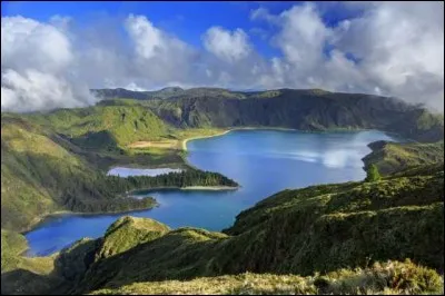 Dans quel pays le lac de Feu (Lagoa Do Fogo) est-il situ&eacute; ?