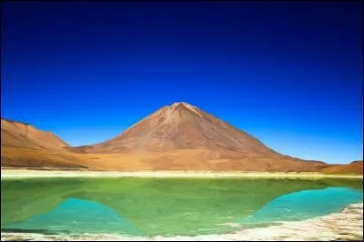 Dans quel pays le lac Laguna Verde est-il situ&eacute; ?