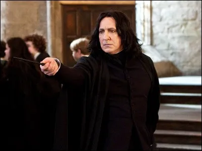 Alors que notre trio s'est installé dans la cour et que Harry lit son livre, quel prétexte Rogue trouve-t-il pour retirer cinq points à Gryffondor ?