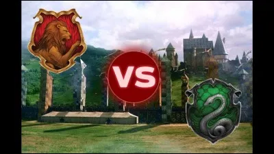 Harry est plutôt anxieux à l'idée de disputer son premier match de quidditch. À la sortie des vestiaires, il voit que ses amis ont déployé une banderole, sur laquelle il est écrit :