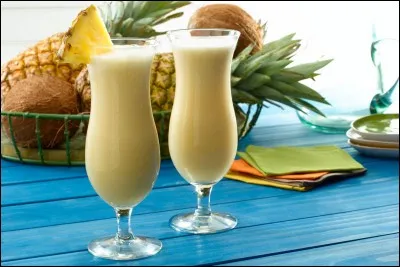 Quel cocktail est réalisé avec du rhum, de l'ananas, et du lait de coco ?
