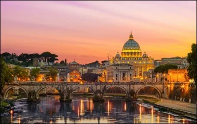 Comment est surnommée la ville de Rome ?