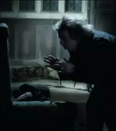 Dans "Harry Potter et la Coupe de feu", que fait Queudver pour son maître ?