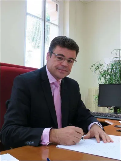 Il est convoqué dans le bur__ du proviseur.