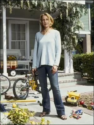 Saison 3 - Avec quel employé, de la pizzeria, Tom soupçonne-t-il Lynette de flirter ?