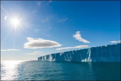 À cause de quel animal la loi oblige-t-elle les habitants de Svalbard au port d'une arme ?