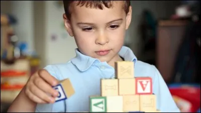 L'__tisme est un trouble du développement humain caractérisé par des difficultés de l'apprentissage social et de la communication.