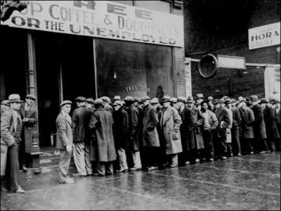 Quel fait sur la crise de 1929 est faux : 
(photo : chômeurs devant une soupe populaire dans les années 30 aux États-Unis)