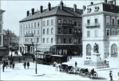 Quelle conséquence de l'industrialisation sur les villes est fausse ?
 (photo : La place Vaucanson à Grenoble vers 1900)