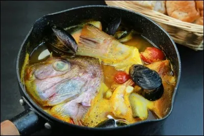 L'ingrédient principal, c'est le poisson, surtout le poisson de roche, la ville, quant à elle, vous fait penser à une célèbre partie de cartes !