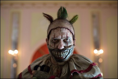 Comment s'appelle le clown de l'épisode 1, et dans quelle autre saison l'a-t-on vu ?