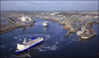 Calais est une ville portuaire du nord, essentielle pour les transits entre la France et l'Angleterre.
Dans quel autre pays pourriez-vous visiter Calais ?