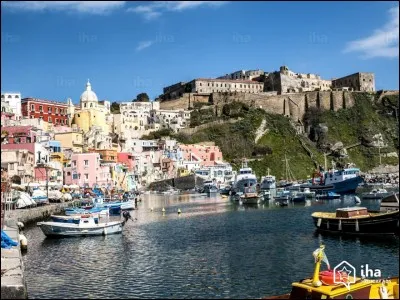 Naples est une ville italienne située à proximité du Vésuve au sud de l'Italie.
Dans quel autre pays pourriez-vous visiter Naples ?