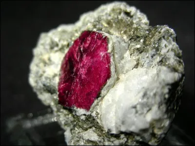 Je suis une pierre précieuse. Qui suis-je ?