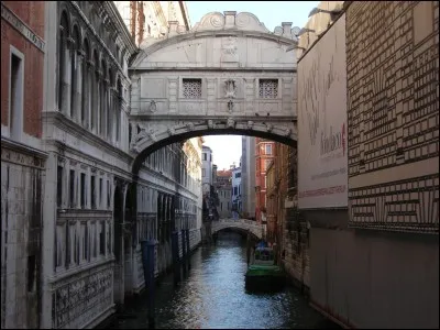 Ce célèbre pont de Venise est surnommé le pont des Amoureux.