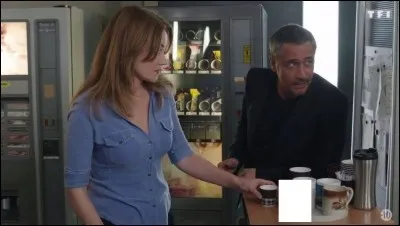 Quelle est la couleur de la tasse ?