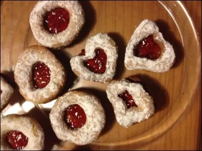 Quel nom portent les biscuits alsaciens dégustés pendant les fêtes de fin d'année ?