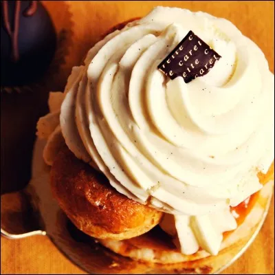 Quelle crème garnit traditionnellement un saint-honoré ?