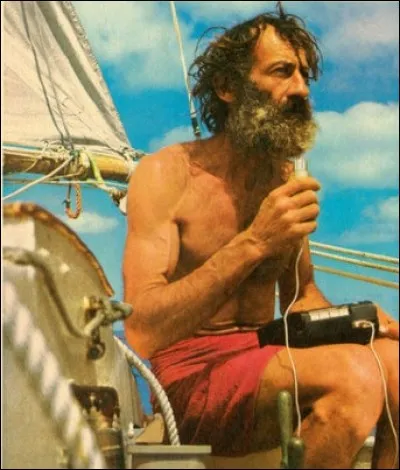 En quoi se distingue Bernard Moitessier durant cette course?