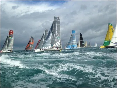 Concernant "La Route du Rhum" qui détient le record de la traversée ?