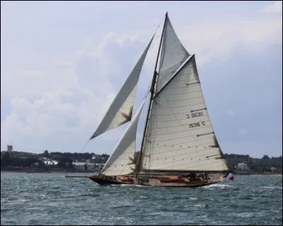 Quel est le nom de ce célèbre voilier ?