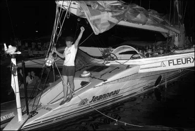 Lors de la première édition du Vendée Globe, Philippe Poupon est sauvé par son concurrent et ami...