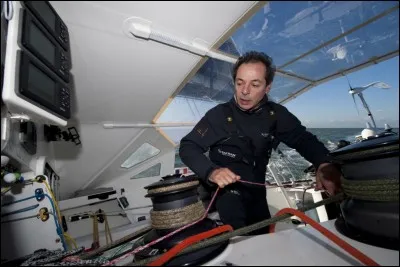 Sur le Vendée Globe 2008, Marc Guillemot se porte au secours d'un concurrent en difficulté 200 kms en arrière. Qui était ce concurrent ?