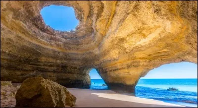 Dans quel pays les spectaculaires caves d'Algarve sont-elles situées ?