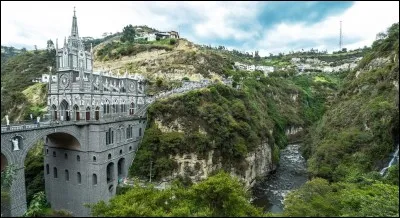 Dans quel pays peut-on visiter le spectaculaire sanctuaire de Las Lajas ?