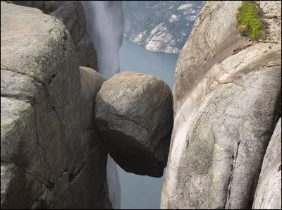 Dans quel pays peut-on découvrir le spectaculaire bloc erratique Kjeragboten ?